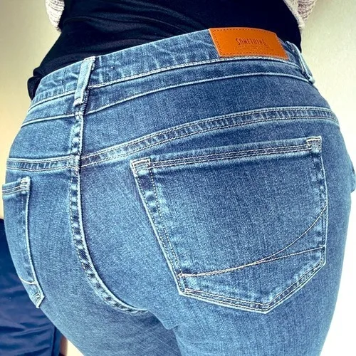 艶めくジーンズ人妻👖